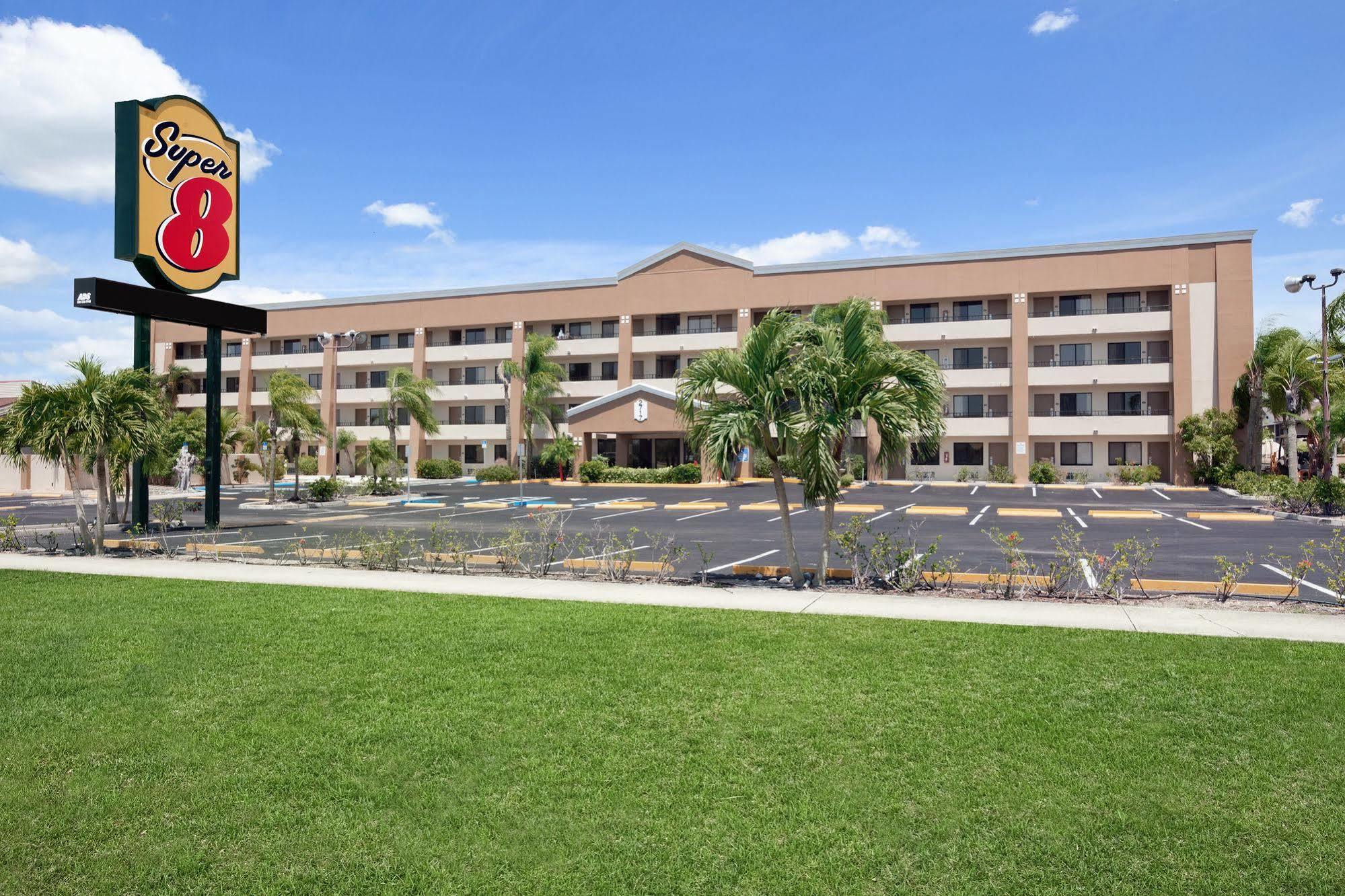 Super 8 By Wyndham Fort Myers Buitenkant foto